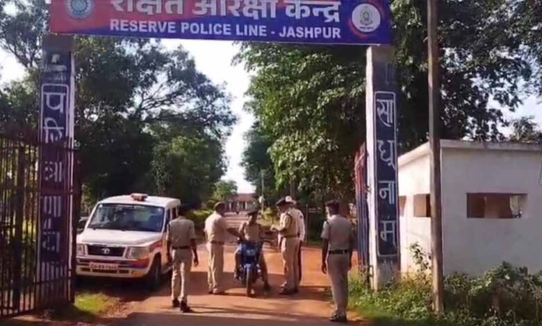 जशपुर में यातायात नियमों को तोड़ना अब पुलिस वालों को भी पड़ा भारी, 12 अधिकारी-कर्मचारियों का कटा चालान जशपुर में यातायात नियमों को तोड़ना अब पुलिस वालों को भी पड़ा भारी, 12 अधिकारी-कर्मचारियों का कटा चालान