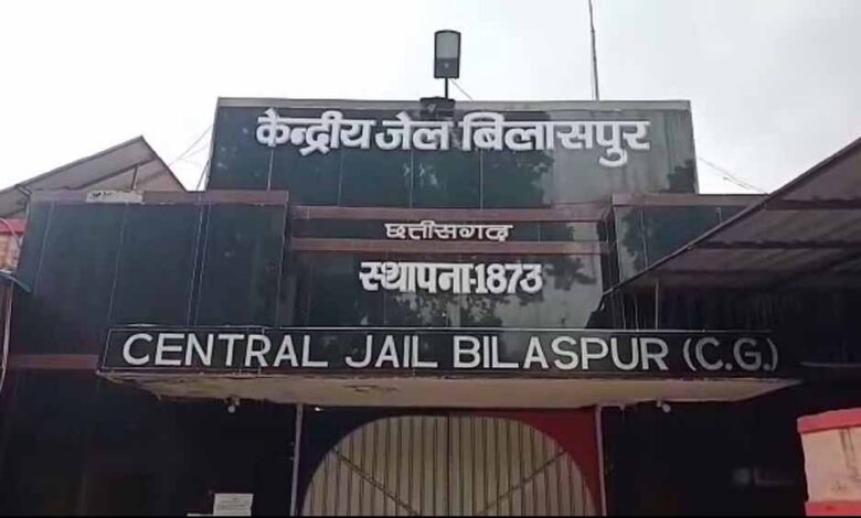 बिलासपुर के सेंट्रल जेल में सुरक्षा इंतजाम को ठेंगा दिखाकर 22 फीट ऊंची दीवार कूदकर फरार हुआ कैदी बिलासपुर के सेंट्रल जेल में सुरक्षा इंतजाम को ठेंगा दिखाकर 22 फीट ऊंची दीवार कूदकर फरार हुआ कैदी