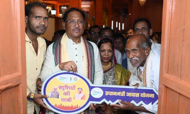 संतु चक्रेस को मिला सपनों का आशियाना, मुख्यमंत्री से पक्के मकान की चाबी पाकर भावुक हुए बुजुर्ग संतु चक्रेस को मिला सपनों का आशियाना, मुख्यमंत्री से पक्के मकान की चाबी पाकर भावुक हुए बुजुर्ग