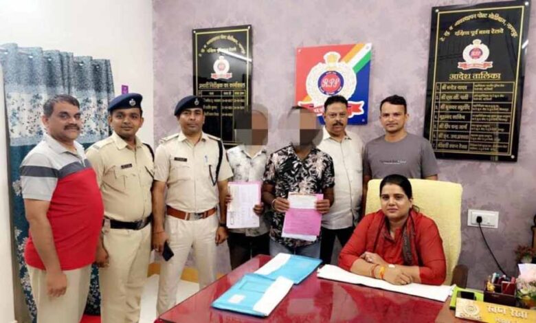नागपुर मंडल के विभिन्न आरक्षण केंद्रों पर RPF की छापेमारी, अवैध तत्काल टिकिट बेचने वाले 2 आरोपी गिरफ्तार नागपुर मंडल के विभिन्न आरक्षण केंद्रों पर RPF की छापेमारी, अवैध तत्काल टिकिट बेचने वाले 2 आरोपी गिरफ्तार