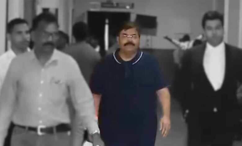2161 करोड़ रुपए के शराब घोटाला में आरोपी विजय भाटिया को 29 तक न्यायिक रिमांड 2161 करोड़ रुपए के शराब घोटाला में आरोपी विजय भाटिया को 29 तक न्यायिक रिमांड
