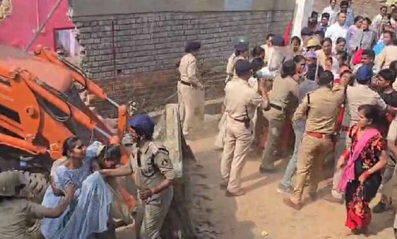 रायगढ़ में नये मरीन ड्राइव के निर्माण के लिए भारी विरोध के बावजूद तोड़फोड़ अभियान की शुरुआत रायगढ़ में नये मरीन ड्राइव के निर्माण के लिए भारी विरोध के बावजूद तोड़फोड़ अभियान की शुरुआत