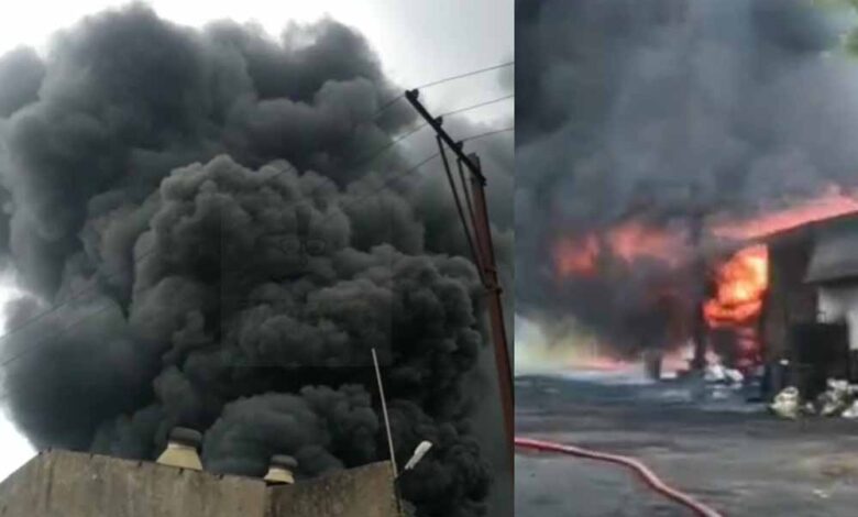 डामर फैक्ट्री में भीषण आग, करोड़ों के नुकसान की आशंका डामर फैक्ट्री में भीषण आग, करोड़ों के नुकसान की आशंका