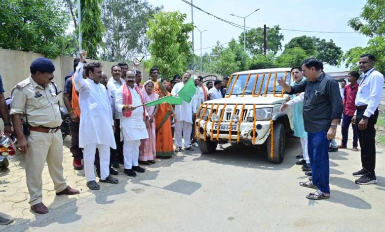 उप मुख्यमंत्री अरुण साव ने सोलर बैटरी वाहन को हरी झंडी दिखाकर किया रवाना उप मुख्यमंत्री अरुण साव ने सोलर बैटरी वाहन को हरी झंडी दिखाकर किया रवाना