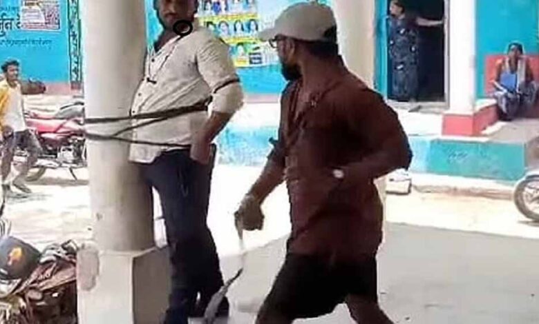 बलौदाबाजार में खनन माफियाओं की हैवानियत, युवक को खंभे से बांधकर बेरहमी से पीटा बलौदाबाजार में खनन माफियाओं की हैवानियत, युवक को खंभे से बांधकर बेरहमी से पीटा