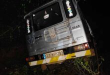 हाईवे पर पलटा तेज रफ्तार वाहन, 18 लोगों में से 2 की मौत, 6 की हालत गंभीर