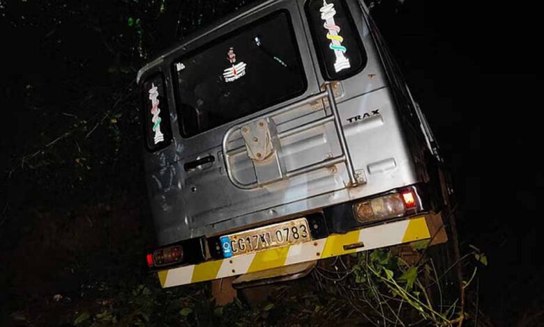 हाईवे पर पलटा तेज रफ्तार वाहन, 18 लोगों में से 2 की मौत, 6 की हालत गंभीर हाईवे पर पलटा तेज रफ्तार वाहन, 18 लोगों में से 2 की मौत, 6 की हालत गंभीर