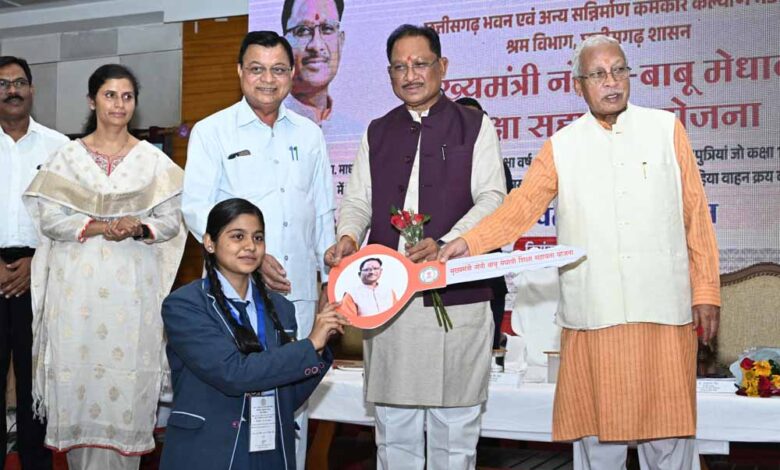 श्रमिक परिवारों के सशक्तिकरण और उत्थान के लिए समर्पित है हमारी सरकार : मुख्यमंत्री साय श्रमिक परिवारों के सशक्तिकरण और उत्थान के लिए समर्पित है हमारी सरकार : मुख्यमंत्री साय