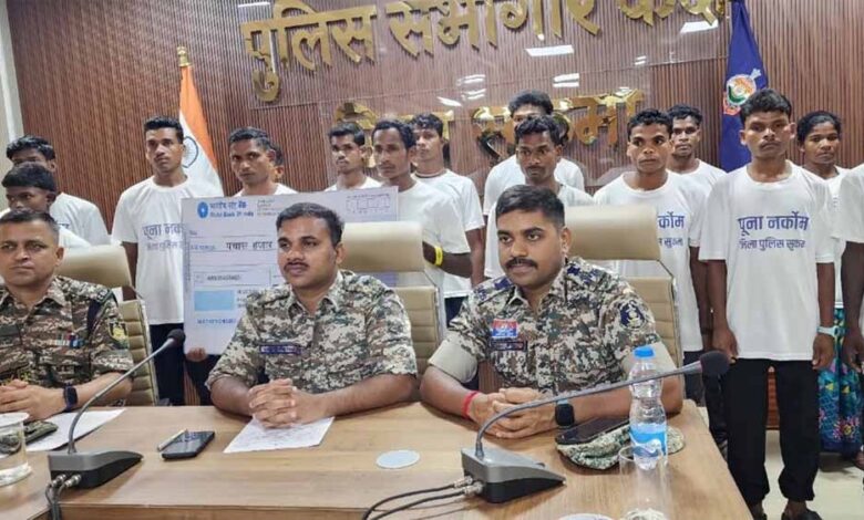 2 हार्डकोर समेत 16 नक्सलियों ने किया आत्मसमर्पण, 25 लाख का था इनाम 2 हार्डकोर समेत 16 नक्सलियों ने किया आत्मसमर्पण, 25 लाख का था इनाम