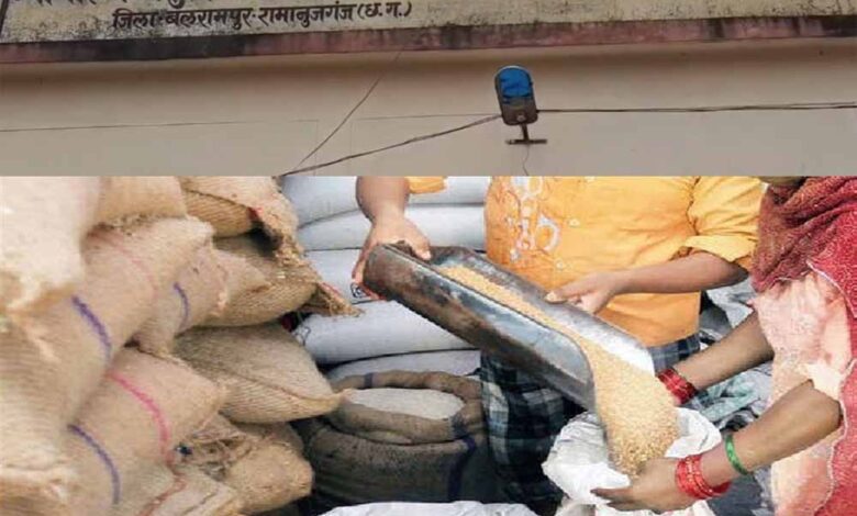 शिक्षा विभाग और प्रशासन की लापरवाही, शिक्षकों की राशन वितरण कार्य में लगाई गई ड्यूटी शिक्षा विभाग और प्रशासन की लापरवाही, शिक्षकों की राशन वितरण कार्य में लगाई गई ड्यूटी