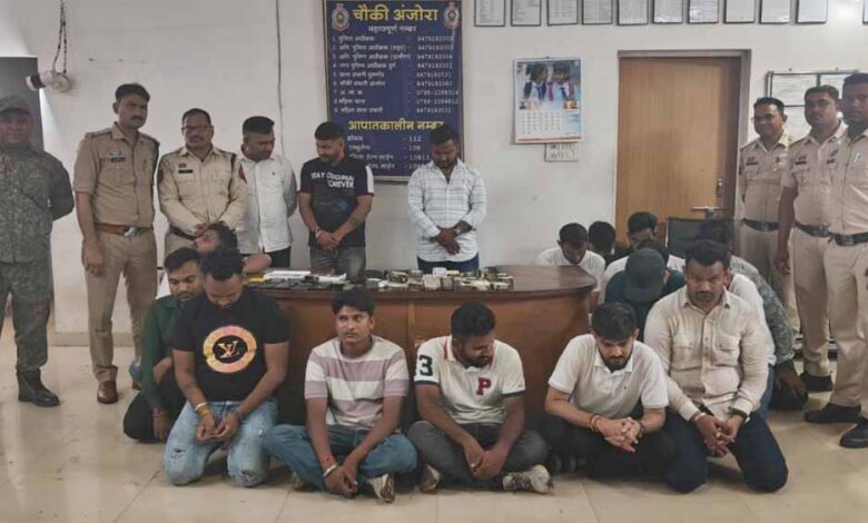 दुर्ग में 18 जुआरियों को पुलिस ने किया गिरफ्तार दुर्ग में 18 जुआरियों को पुलिस ने किया गिरफ्तार