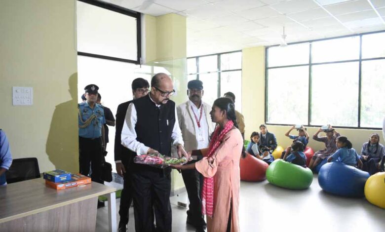 राज्यपाल रमेन डेका ने बीजापुर के सेन्ट्रल लाईब्रेरी का किया अवलोकन राज्यपाल रमेन डेका ने बीजापुर के सेन्ट्रल लाईब्रेरी का किया अवलोकन