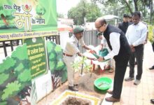 राज्यपाल रमेन डेका ने बीजापुर कलेक्टोरेट परिसर में किया वृक्षारोपण
