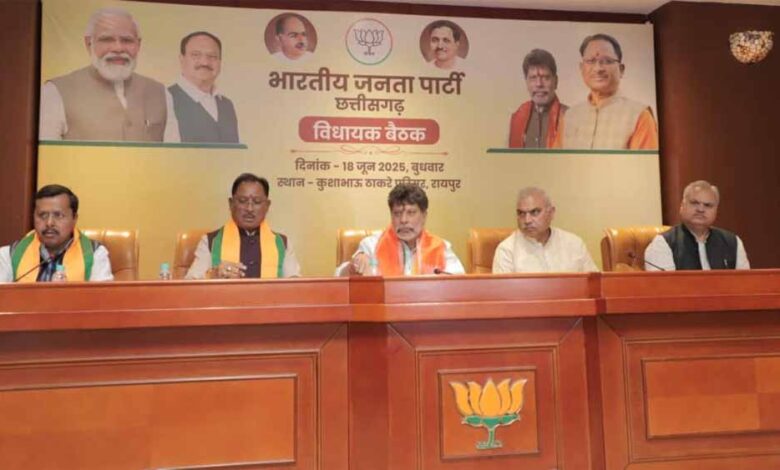 राष्ट्रीय सह संगठन मंत्री और प्रदेश प्रभारी की मंत्रियों के साथ वन टू वन चर्चा, लगाई फटकार राष्ट्रीय सह संगठन मंत्री और प्रदेश प्रभारी की मंत्रियों के साथ वन टू वन चर्चा, लगाई फटकार