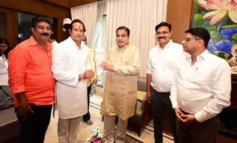 पूर्व विधायक विकास उपाध्याय ने केंद्रीय मंत्री नितिन गडकरी से कुम्हारी टोल प्लाजा को लेकर की मुलाकात