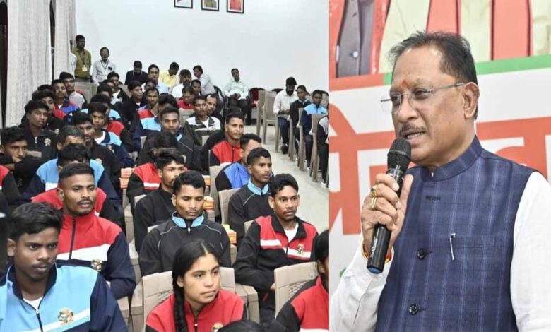 पहली बार राजधानी पहुंचे बीजापुर के सुदूर गांवों के युवा, मुख्यमंत्री से आत्मीय मुलाकात कर रखी अपनी बात