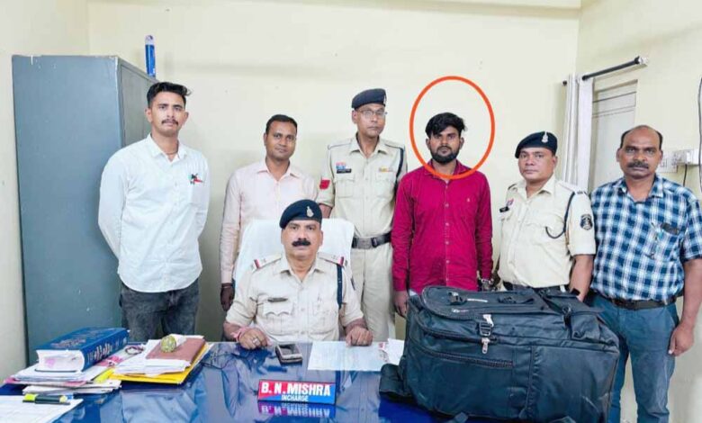 रायपुर रेलवे स्टेशन से गांजा तस्करी के आरोप में एक आरोपी को जीआरपी ने किया गिरफ्तार रायपुर रेलवे स्टेशन से गांजा तस्करी के आरोप में एक आरोपी को जीआरपी ने किया गिरफ्तार