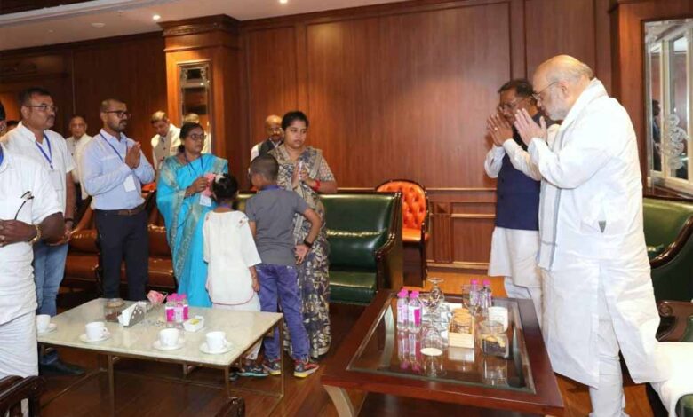 शहीद एएसपी आकाश राव गिरिपुंजे के परिजनों से केंद्रीय गृह मंत्री शाह ने की मुलाकात, श्रद्धांजलि की अर्पित शहीद एएसपी आकाश राव गिरिपुंजे के परिजनों से केंद्रीय गृह मंत्री शाह ने की मुलाकात, श्रद्धांजलि की अर्पित