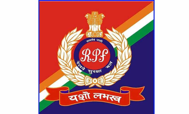 रायपुर रेल मंडल में आरपीएफ स्टॉफ की 12 घंटे की लगाई शिफ्ट रायपुर रेल मंडल में आरपीएफ स्टॉफ की 12 घंटे की लगाई शिफ्ट