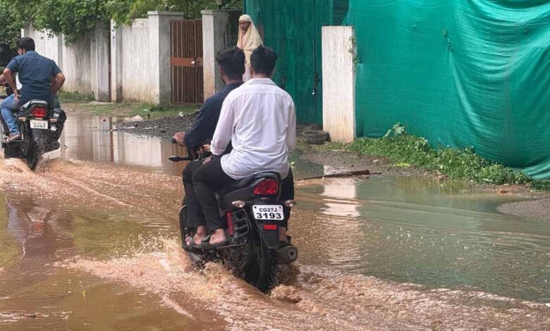 हल्की बारिश में जलभराव से जनजीवन अस्त-व्यस्त
