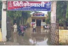 मूसलाधार बारिश से लोगों के घरों से लेकर थाने तक पानी