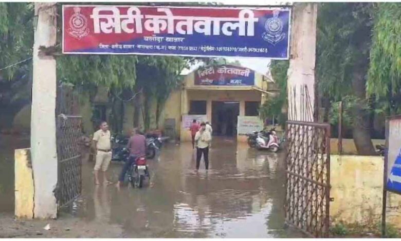 मूसलाधार बारिश से लोगों के घरों से लेकर थाने तक पानी मूसलाधार बारिश से लोगों के घरों से लेकर थाने तक पानी