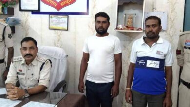 दो आरोपियो ने चौकी प्रभारी से की मारपीट, पुलिस ने किया गिरफ्तार