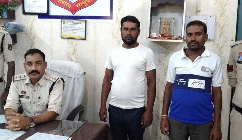 दो आरोपियो ने चौकी प्रभारी से की मारपीट, पुलिस ने किया गिरफ्तार
