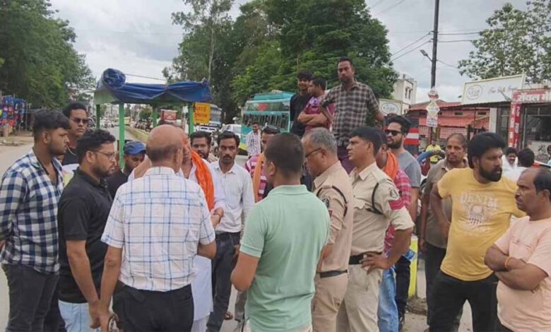 कटघोरा में शहरवासियों ने बिजली-पानी की समस्या से परेशान हो कर किया चक्काजाम कटघोरा में शहरवासियों ने बिजली-पानी की समस्या से परेशान हो कर किया चक्काजाम