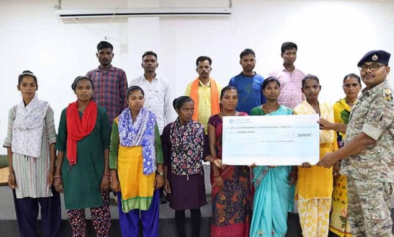 छत्तीसगढ़ में तेरह नक्सलियों ने आत्मसमर्पण किया छत्तीसगढ़ में तेरह नक्सलियों ने आत्मसमर्पण किया