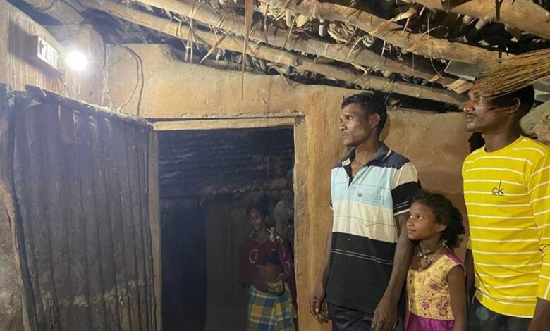 रायपुर : मुख्यमंत्री कैंप कार्यालय की तत्परता से ग्राम टुकूपानी में बहाल हुई बिजली आपूर्ति रायपुर : मुख्यमंत्री कैंप कार्यालय की तत्परता से ग्राम टुकूपानी में बहाल हुई बिजली आपूर्ति