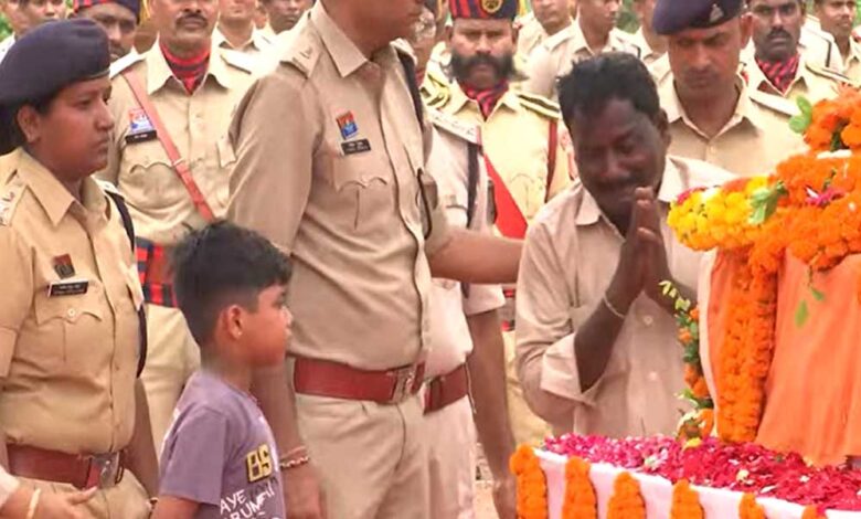 राजकीय सम्मान के साथ शहीद ASP आकाश गिरपुंजे का हुआ अंतिम संस्कार , सीएम विष्णुदेव साय ने दी अंतिम श्रद्धांजलि राजकीय सम्मान के साथ शहीद ASP आकाश गिरपुंजे का हुआ अंतिम संस्कार , सीएम विष्णुदेव साय ने दी अंतिम श्रद्धांजलि