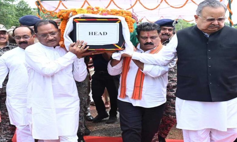 रायपुर : मुख्यमंत्री ने शहीद एएसपी श्री आकाश राव गिरपुंजे को दी श्रद्धांजलि: पार्थिव शरीर को कंधा देकर दी अंतिम विदाई रायपुर : मुख्यमंत्री ने शहीद एएसपी श्री आकाश राव गिरपुंजे को दी श्रद्धांजलि: पार्थिव शरीर को कंधा देकर दी अंतिम विदाई