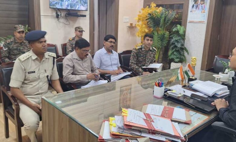 कलेक्टर ने की बाढ़ राहत तैयारियों की समीक्षा, आपदा से निपटने हमेशा तैयार रहें बचाव दल कलेक्टर ने की बाढ़ राहत तैयारियों की समीक्षा, आपदा से निपटने हमेशा तैयार रहें बचाव दल