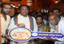 रायपुर : संतु चक्रेस को मिला सपनों का आशियाना, मुख्यमंत्री से पक्के मकान की चाबी पाकर भावुक हुए बुजुर्ग