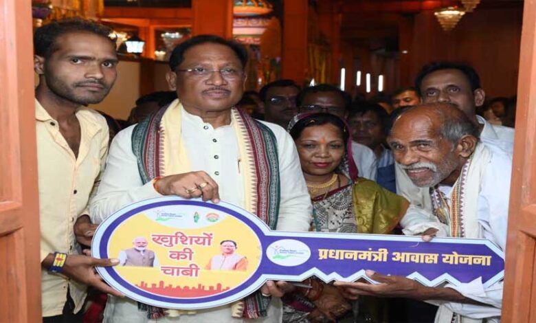 रायपुर : संतु चक्रेस को मिला सपनों का आशियाना, मुख्यमंत्री से पक्के मकान की चाबी पाकर भावुक हुए बुजुर्ग रायपुर : संतु चक्रेस को मिला सपनों का आशियाना, मुख्यमंत्री से पक्के मकान की चाबी पाकर भावुक हुए बुजुर्ग