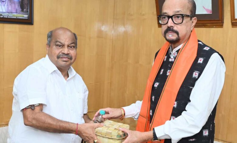 रायपुर : राज्यपाल श्री डेका को रथ यात्रा के लिए दिया गया न्योता रायपुर : राज्यपाल श्री डेका को रथ यात्रा के लिए दिया गया न्योता