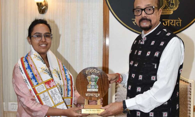 रायपुर : राज्यपाल श्री डेका ने आईएएस सुश्री पूर्वा अग्रवाल का किया सम्मान रायपुर : राज्यपाल श्री डेका ने आईएएस सुश्री पूर्वा अग्रवाल का किया सम्मान