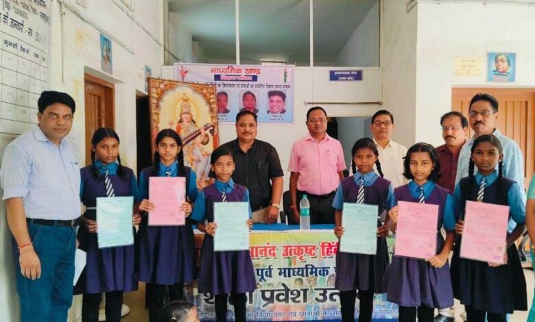 रायपुर : जून से खुले स्कूलों के पट, पहले दिन पहुंचे बच्चों का हुआ स्वागत रायपुर : जून से खुले स्कूलों के पट, पहले दिन पहुंचे बच्चों का हुआ स्वागत