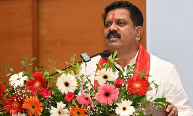 रायपुर : समाज की अपेक्षा पुलिस से होती है और उन अपेक्षाओं पर खरा उतरना हमारी जिम्मेदारी: उपमुख्यमंत्री विजय शर्मा रायपुर : समाज की अपेक्षा पुलिस से होती है और उन अपेक्षाओं पर खरा उतरना हमारी जिम्मेदारी: उपमुख्यमंत्री विजय शर्मा