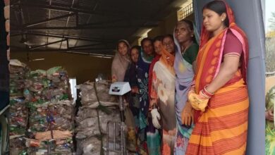 बेमेतरा : ग्रामीण क्षेत्र में प्लास्टिक कचरे का सुरक्षित निपटान बना आय का साधन