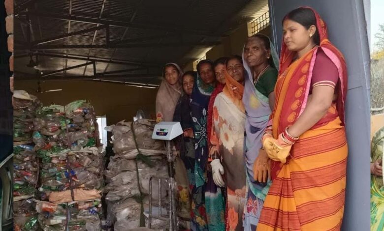 बेमेतरा : ग्रामीण क्षेत्र में प्लास्टिक कचरे का सुरक्षित निपटान बना आय का साधन बेमेतरा : ग्रामीण क्षेत्र में प्लास्टिक कचरे का सुरक्षित निपटान बना आय का साधन
