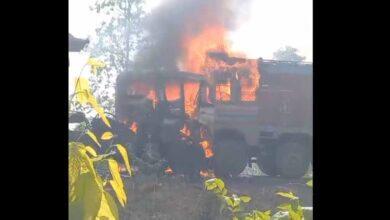 रायगढ़ में एक दर्दनाक सड़क हादसा: ट्रेलर और हाइवा में आमने-सामने की भिड़ंत, एक चालक की जिंदा जलकर मौत, दूसरा गंभीर