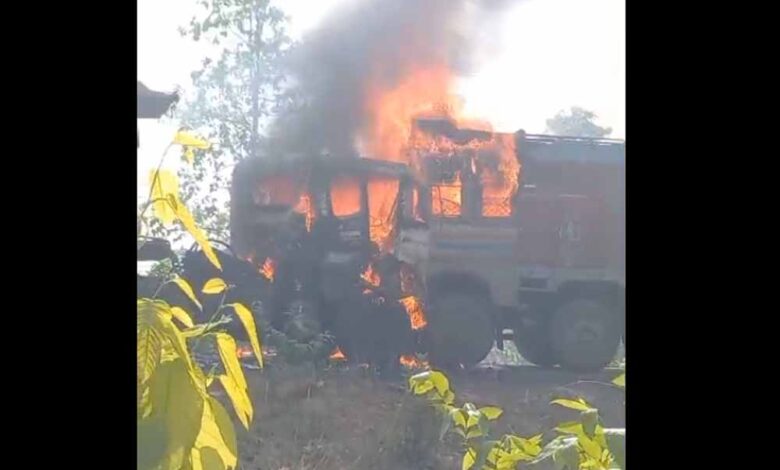 रायगढ़ में एक दर्दनाक सड़क हादसा: ट्रेलर और हाइवा में आमने-सामने की भिड़ंत, एक चालक की जिंदा जलकर मौत, दूसरा गंभीर रायगढ़ में एक दर्दनाक सड़क हादसा: ट्रेलर और हाइवा में आमने-सामने की भिड़ंत, एक चालक की जिंदा जलकर मौत, दूसरा गंभीर