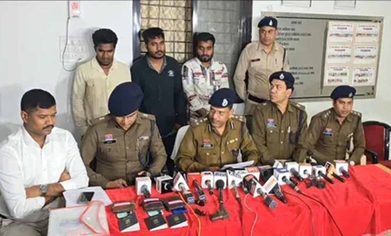 राजधानी के टिकरापारा में चोरी-छिपे सालों से रह रहे बांग्लादेशी परिवार को पुलिस ने किया गिरफ्तार