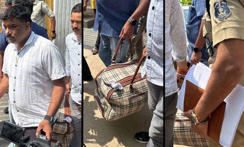 प्रॉपर्टी डीलर से मारपीट: रोहित तोमर के घर पहुंची पुलिस ने सोना के साथ लाखों का कैश किया जब्त प्रॉपर्टी डीलर से मारपीट: रोहित तोमर के घर पहुंची पुलिस ने सोना के साथ लाखों का कैश किया जब्त