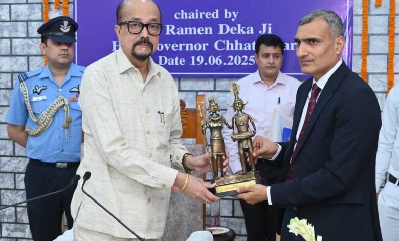 राज्यपाल डेका ने बेमेतरा जिले में प्रशासनिक अधिकारियों के साथ बैठक राज्यपाल डेका ने बेमेतरा जिले में प्रशासनिक अधिकारियों के साथ बैठक