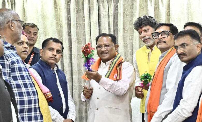 मुख्यमंत्री विष्णु देव साय को बस्तर के ऐतिहासिक ‘गोंचा महापर्व’ का आमंत्रण : ‘तुपकी’ भेंट कर किया गया सम्मान मुख्यमंत्री विष्णु देव साय को बस्तर के ऐतिहासिक ‘गोंचा महापर्व’ का आमंत्रण : ‘तुपकी’ भेंट कर किया गया सम्मान
