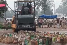 कोरबा में 10 हजार लीटर शराब पर चला बुलडोजर, 16 लाख की अवैध शराब नष्ट, 9 सालों से जब्त देसी-विदेशी शराब को हटाया