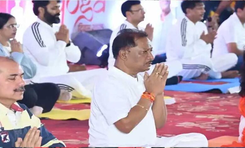 सीएम साय ने जशपुर में लगाया आसन, नेता और अधिकारियों ने भी किया योगा सीएम साय ने जशपुर में लगाया आसन, नेता और अधिकारियों ने भी किया योगा